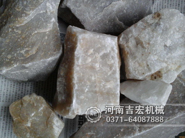 为什么要选用对辊破碎机破碎硅石?